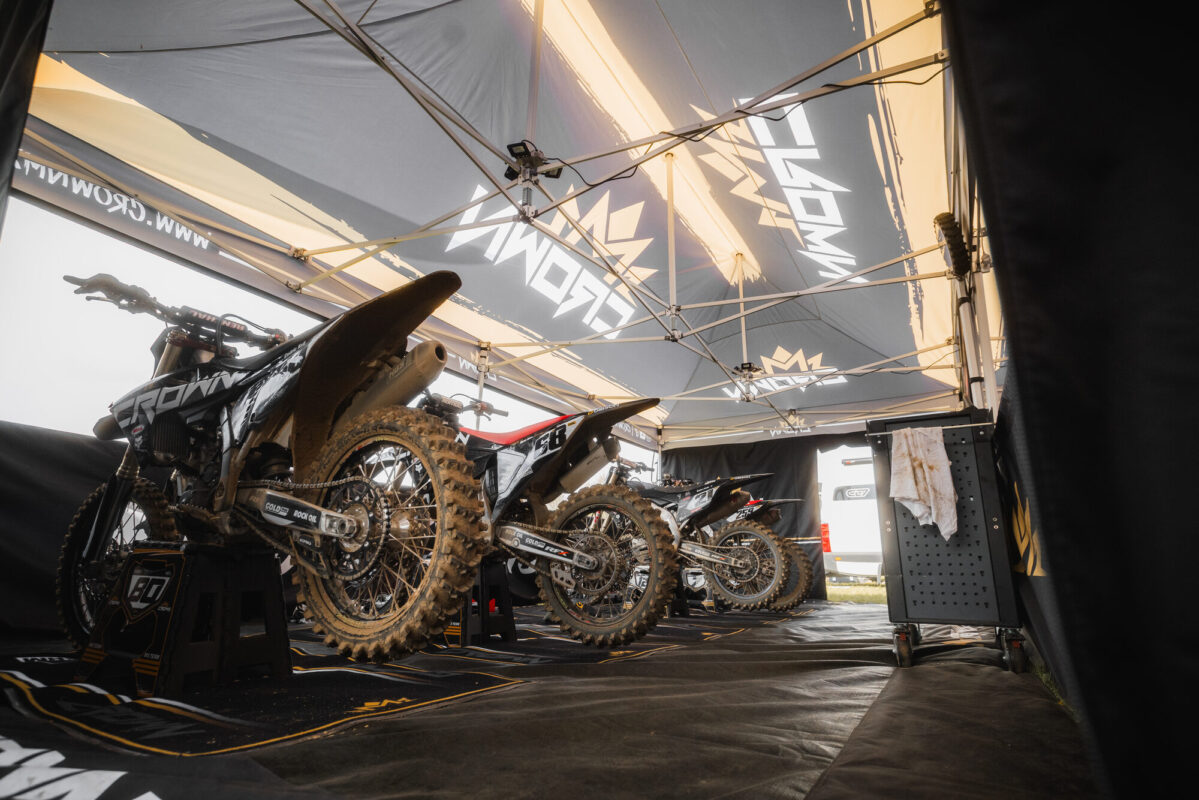 Crown MX Motorräder auf den Team-Ständern im Fahrerlager, NMX Cup Albersdorf 2026