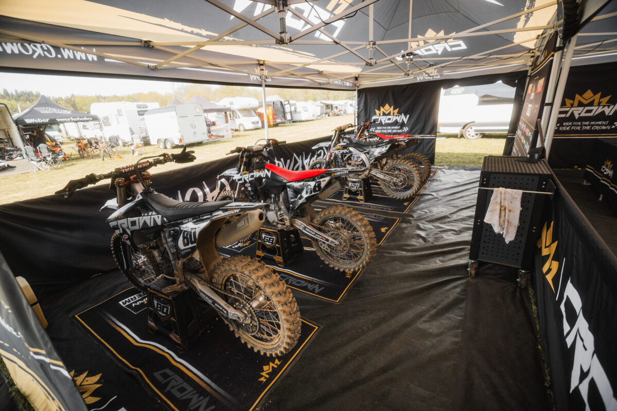 Crown MX Rennmaschinen im Team-Zelt beim NMX Cup Albersdorf 2026
