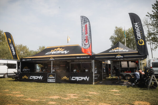 Crown MX Fahrerlager beim NMX Cup Albersdorf 2026 mit Gibson-Fahne
