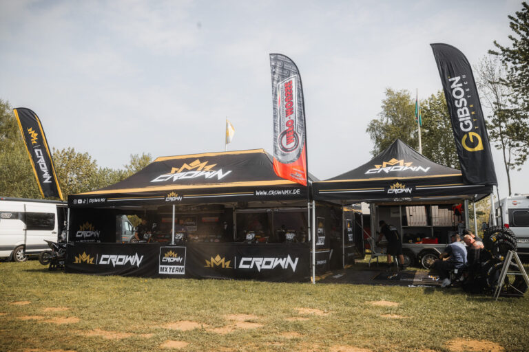 Crown MX Fahrerlager beim NMX Cup Albersdorf 2026 mit Gibson-Fahne
