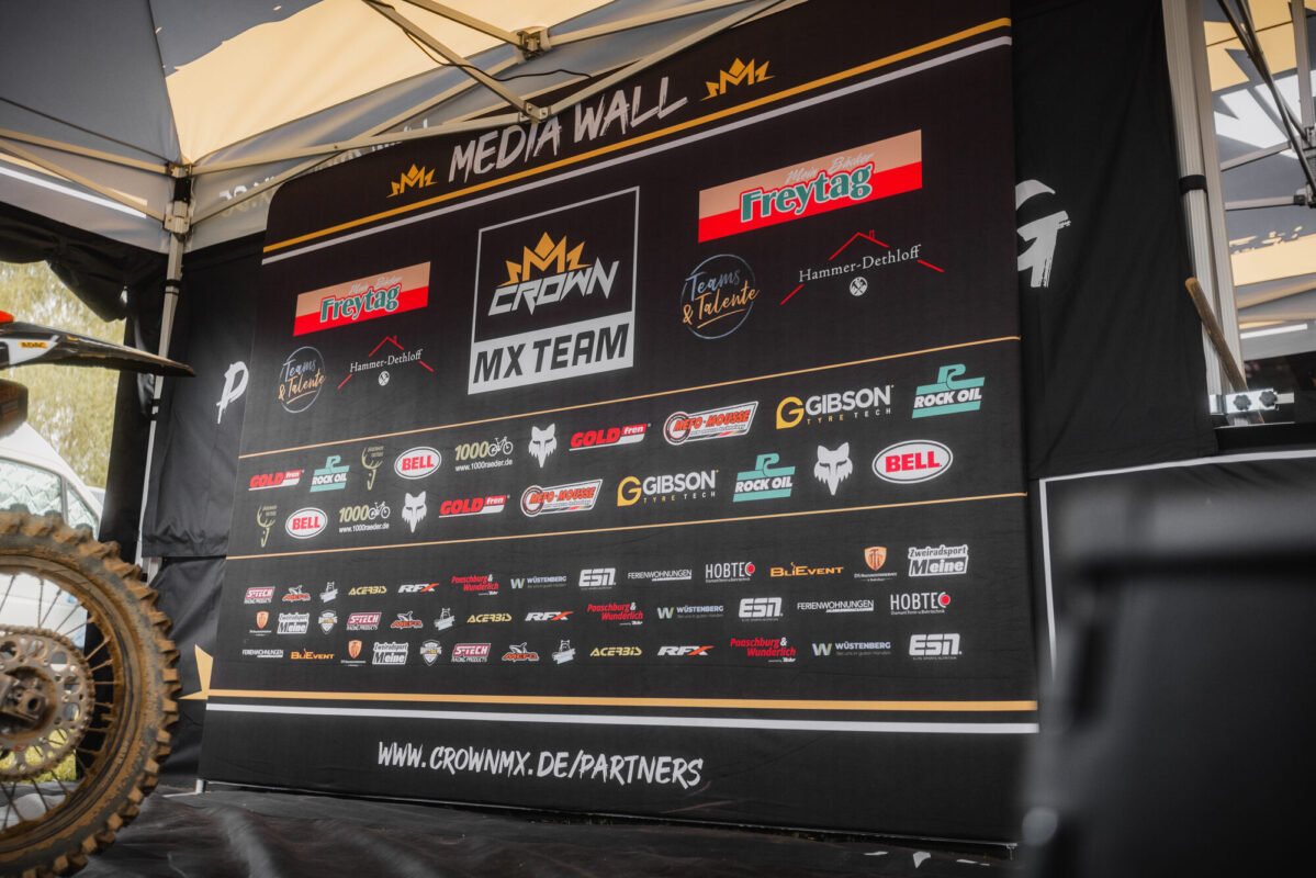 Crown MX Media Wall mit Sponsoren beim NMX Cup Albersdorf 2026