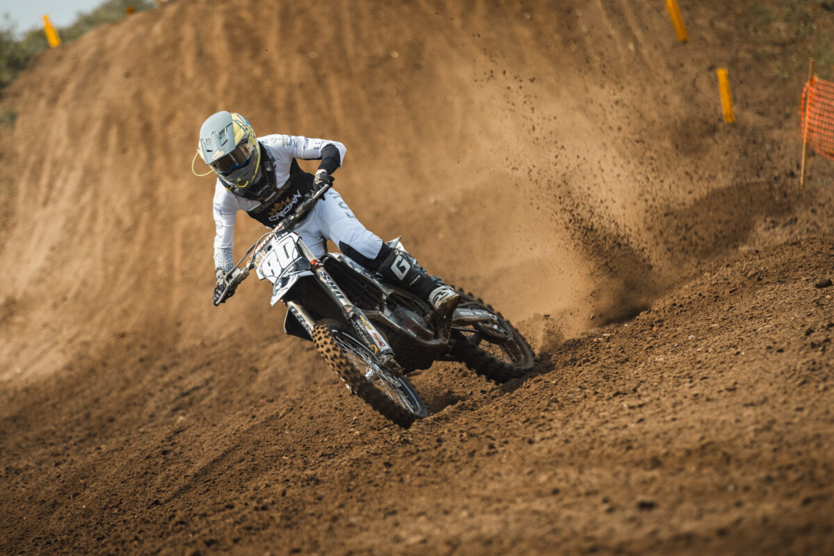 Crown MX Fahrer in Aktion im Anlieger beim Motocross Sulingen 2026