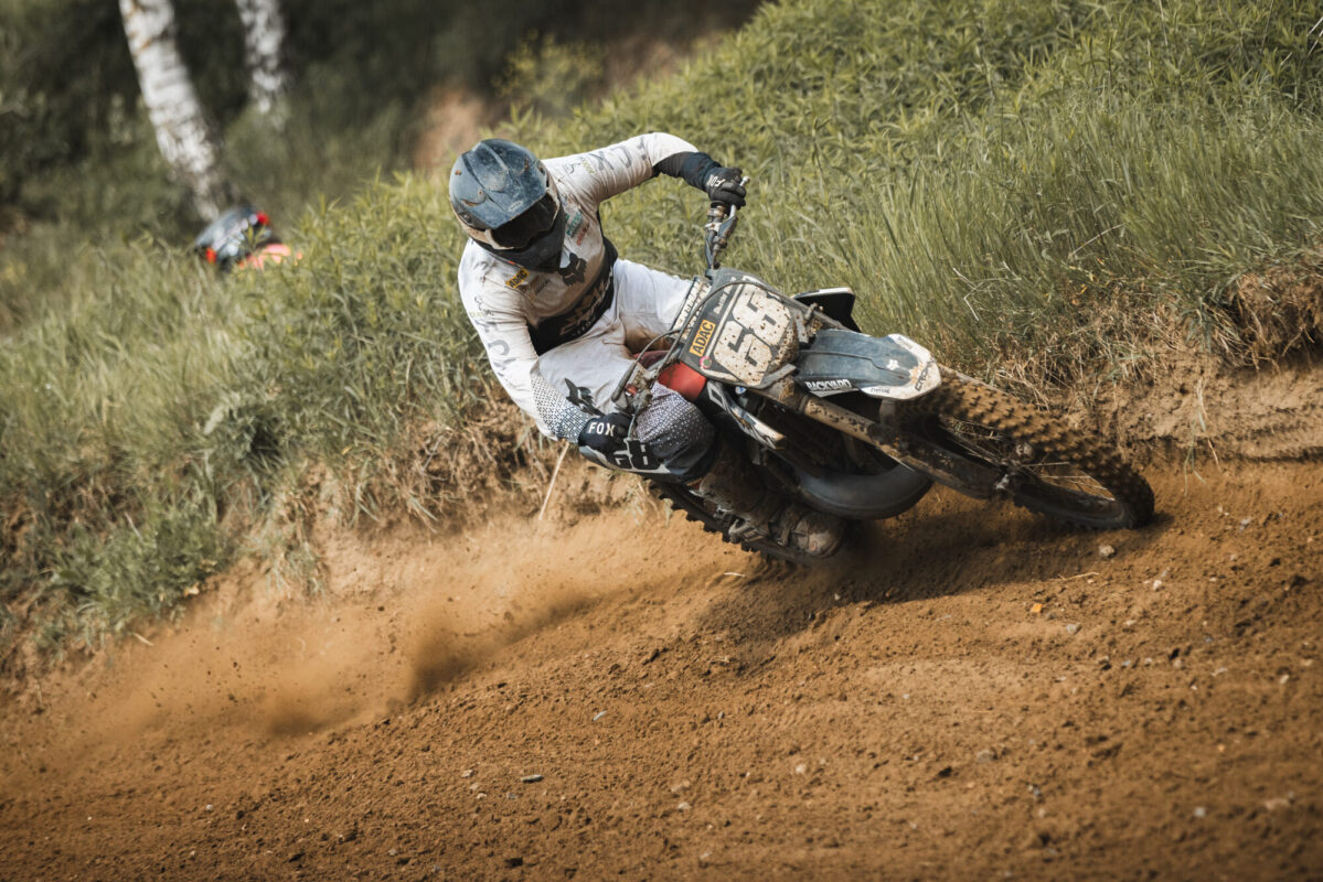 Crown MX Fahrer beim Motocross Sulingen 2026, Roost im Anlieger