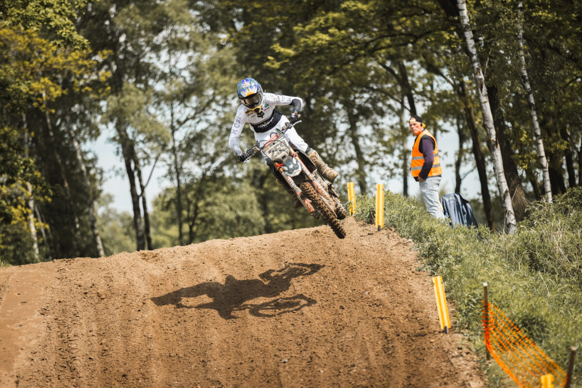 Crown MX Fahrer beim Sprung, Motocross Sulingen 2026