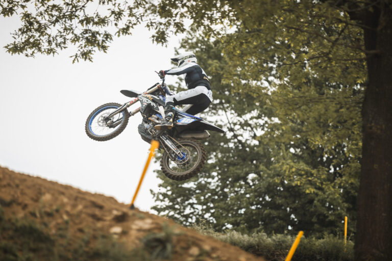 Crown MX Fahrer in der Luft beim Motocross Sulingen 2026