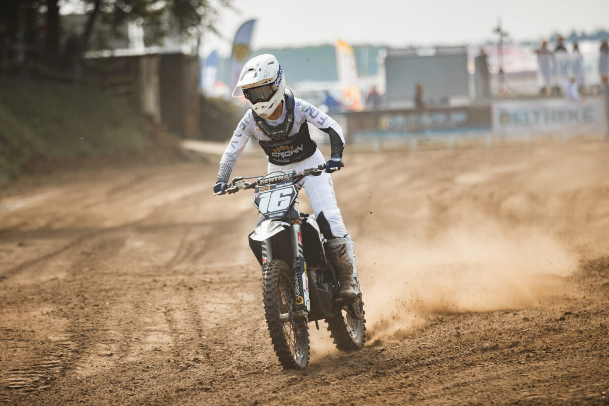 Crown MX Fahrerin auf der Strecke beim Motocross Sulingen 2026