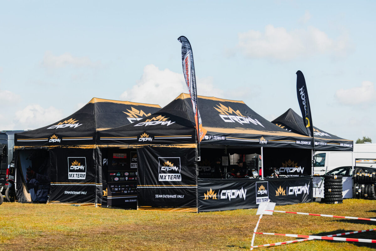 Crown MX Fahrerlager mit Zelten und Fahnen beim Motocross Sulingen 2026