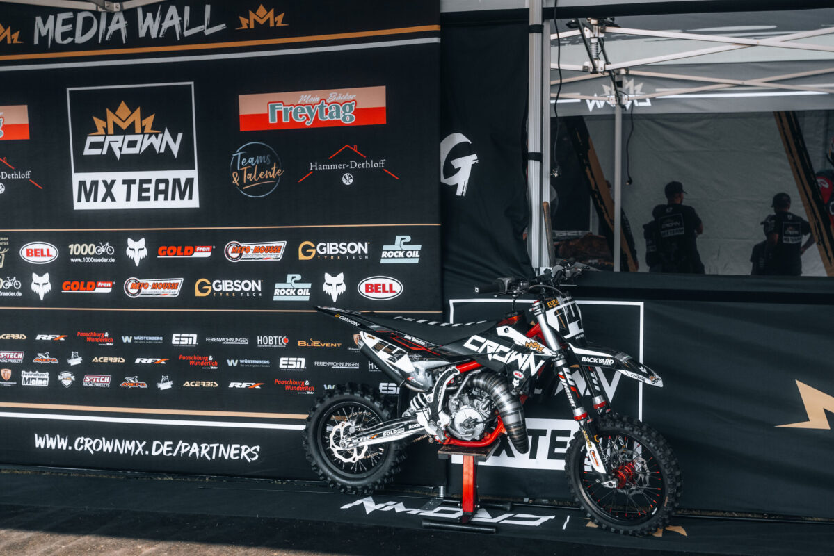 Crown MX Media Wall mit Sponsoren beim Motocross Sulingen 2026