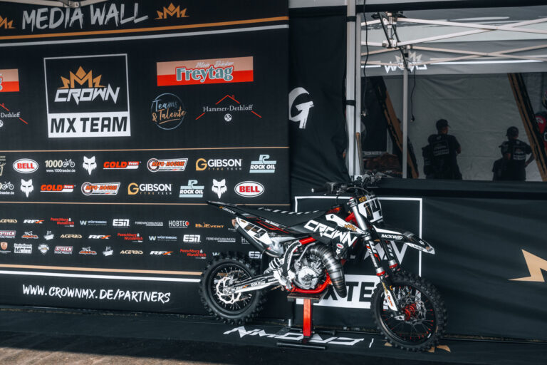 Crown MX Media Wall mit Sponsoren beim Motocross Sulingen 2026