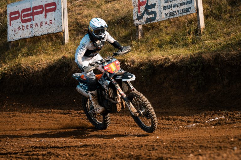 Crown MX Fahrer in Aktion