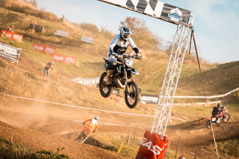 Crown MX Fahrer in Aktion
