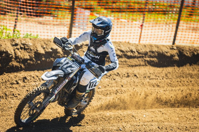Crown-MX-Fahrer bei der Deutschen Motocross-Meisterschaft in Tessin