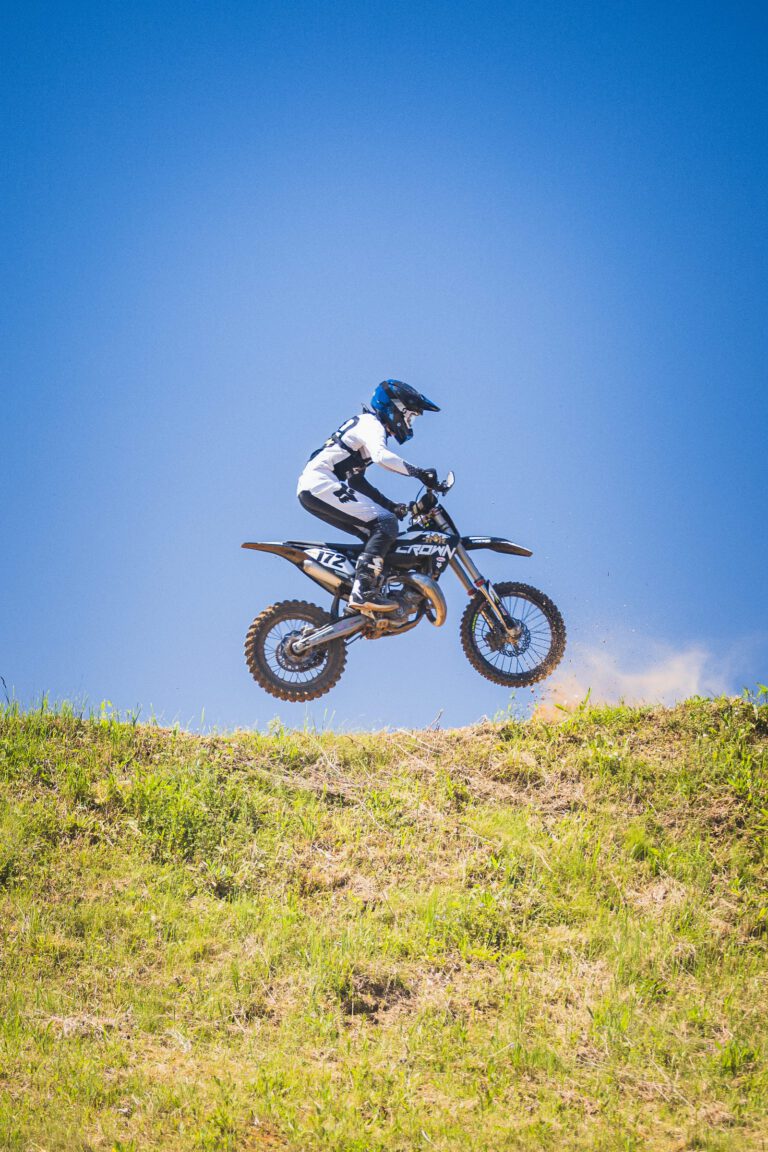 Crown-MX-Fahrer bei der Deutschen Motocross-Meisterschaft in Tessin