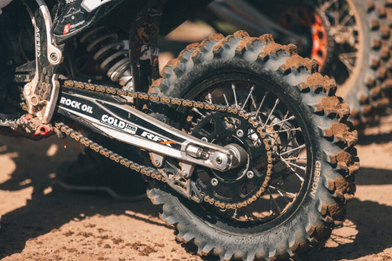 Detailaufnahme eines Crown-MX-Bikes mit Partnerlogos