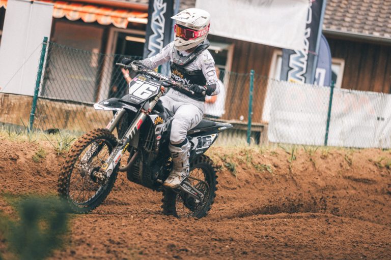 Crown-MX-Fahrer im Rennen beim ADAC NMX-Cup in Elstorf