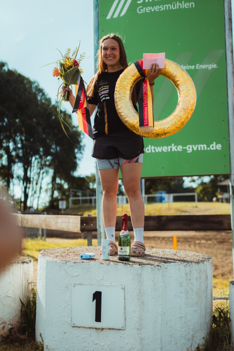 Katharina Schultz auf Platz 1 beim Motocross Upahl 2026