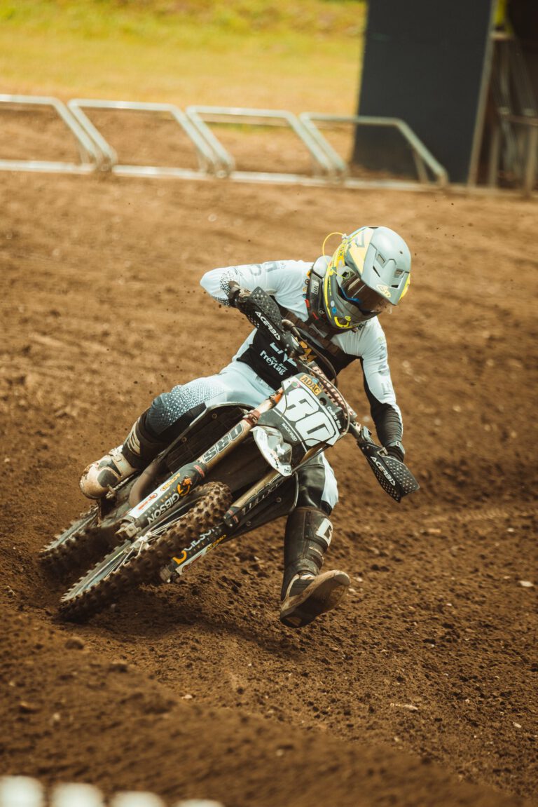 Crown MX Fahrer in Aktion