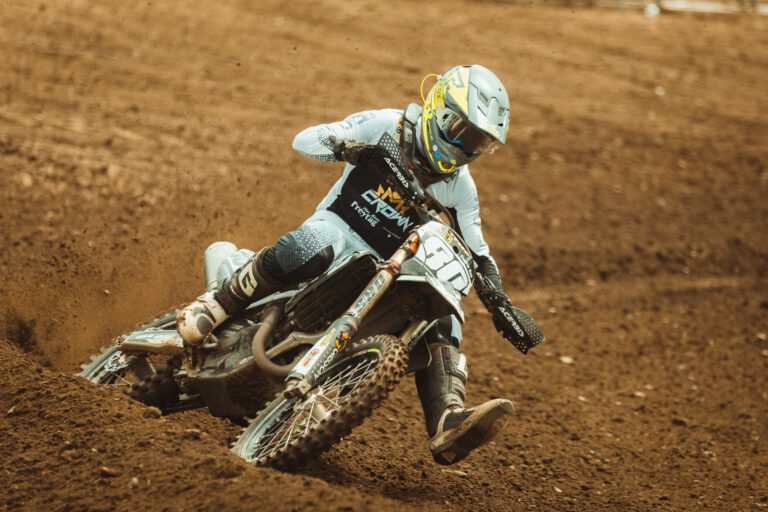 Crown MX Fahrer in Aktion