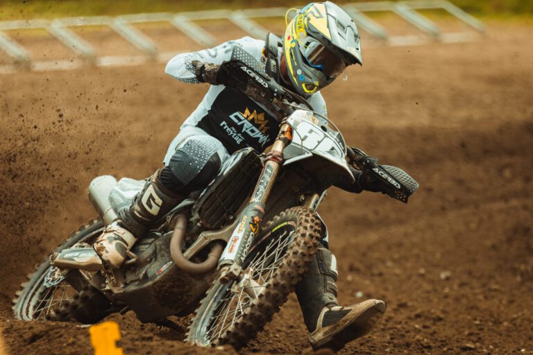 Crown MX Fahrer in Aktion
