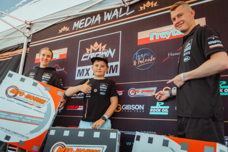 Das Crown-MX-Zelt mit Media Wall und Partnerlogos im Fahrerlager
