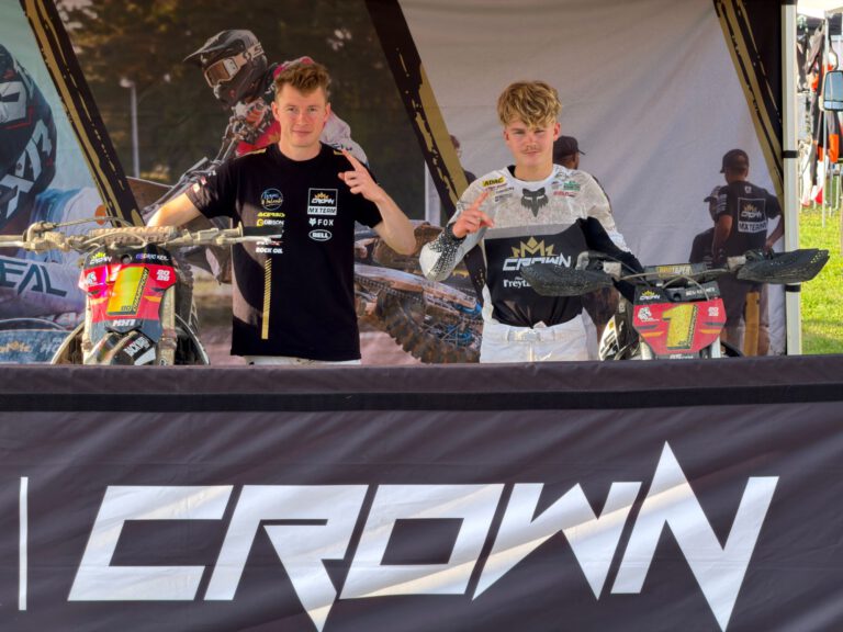 Die Meister Cedric Keil (MX1) und Ben Krämer (85ccm) mit ihren Bikes am Crown-MX-Zelt