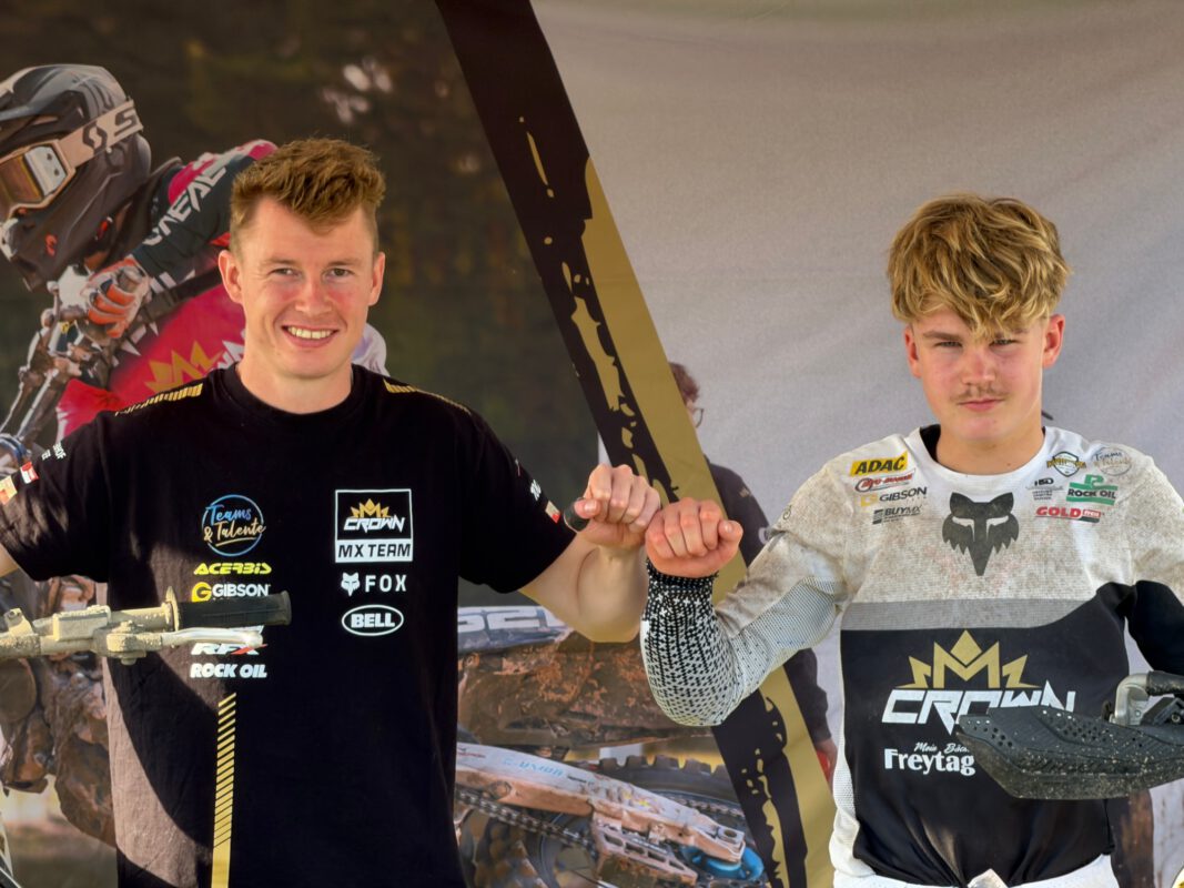 Die Meister Cedric Keil (MX1) und Ben Krämer (85ccm) mit ihren Bikes am Crown-MX-Zelt