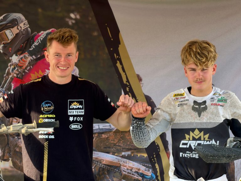 Die Meister Cedric Keil (MX1) und Ben Krämer (85ccm) mit ihren Bikes am Crown-MX-Zelt