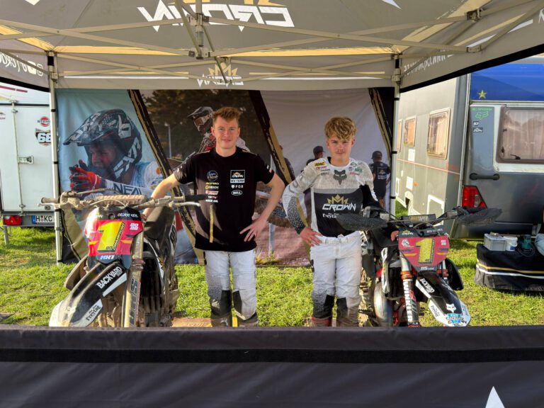 Die Meister Cedric Keil (MX1) und Ben Krämer (85ccm) mit ihren Bikes am Crown-MX-Zelt