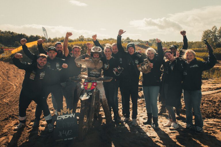 Das Crown MX Team feiert Ben Krämers Meistertitel 2026 an der Strecke