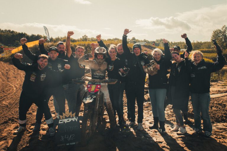 Das Crown MX Team feiert Ben Krämers Meistertitel 2026 an der Strecke