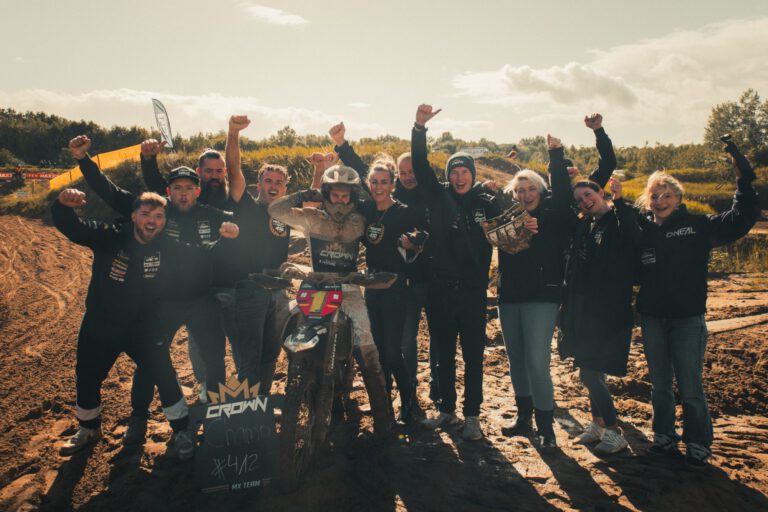 Das Crown MX Team feiert Ben Krämers Meistertitel 2026 an der Strecke