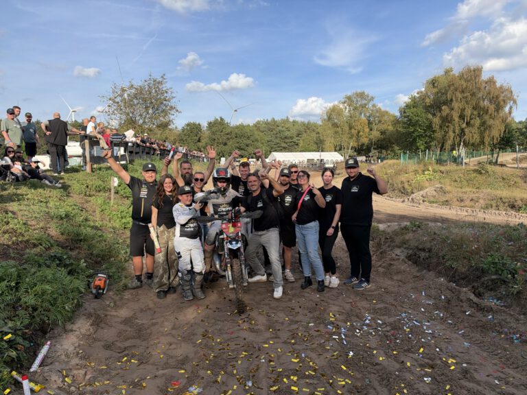 Meisterfeier des Crown MX Teams mit Konfetti an der Strecke
