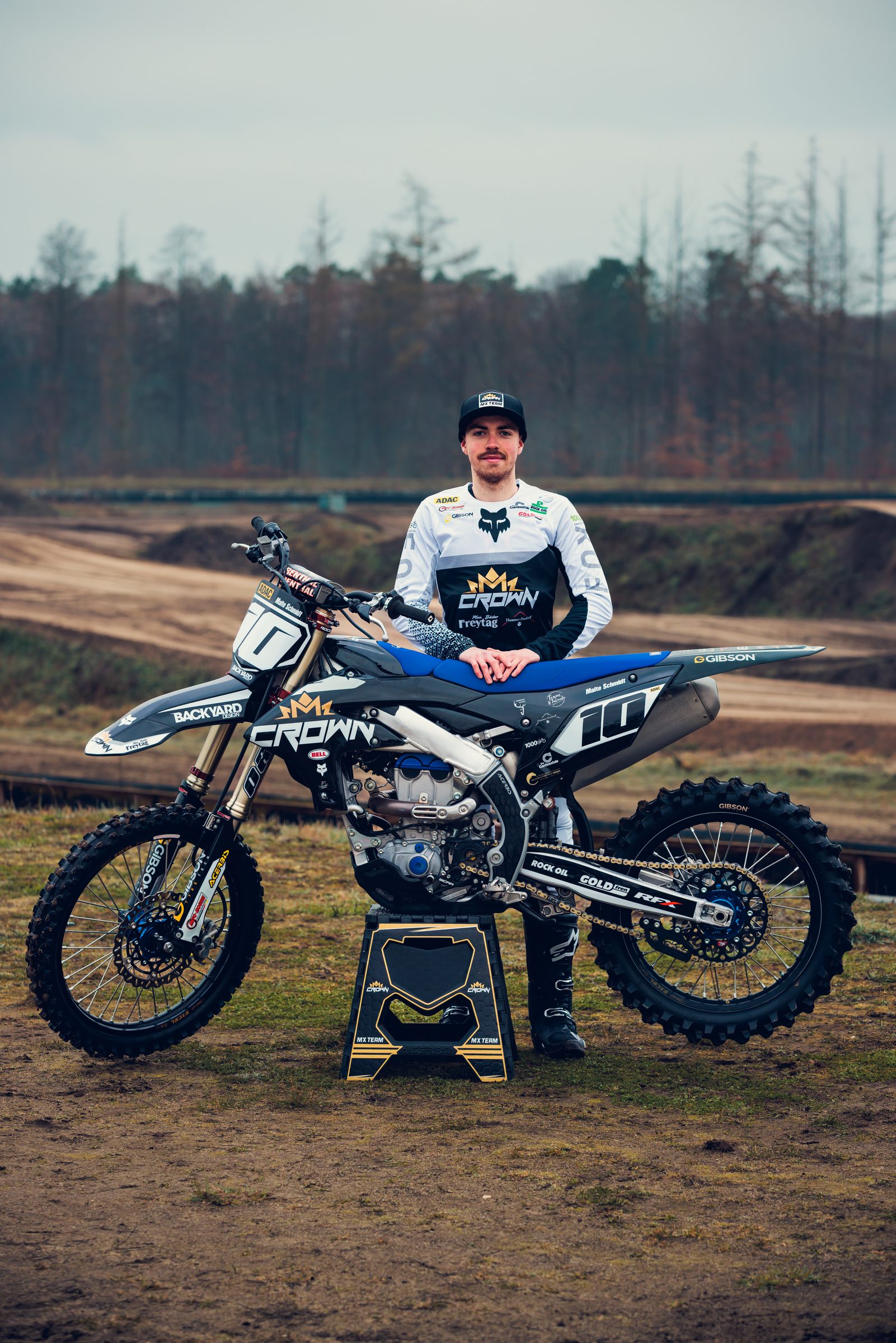 Crown MX Bike mit Startnummer 412 im Teamdesign