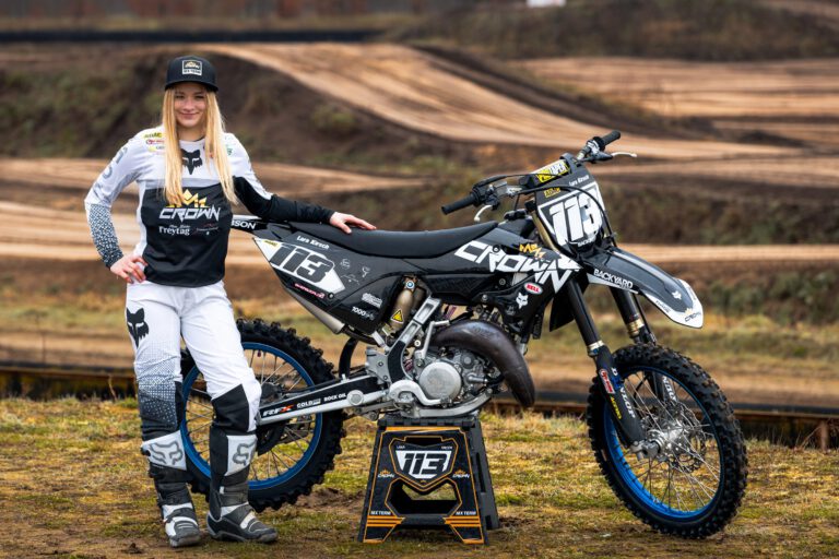 Lara Kirsch mit ihrem Bike #113 beim Saisonauftakt 2026