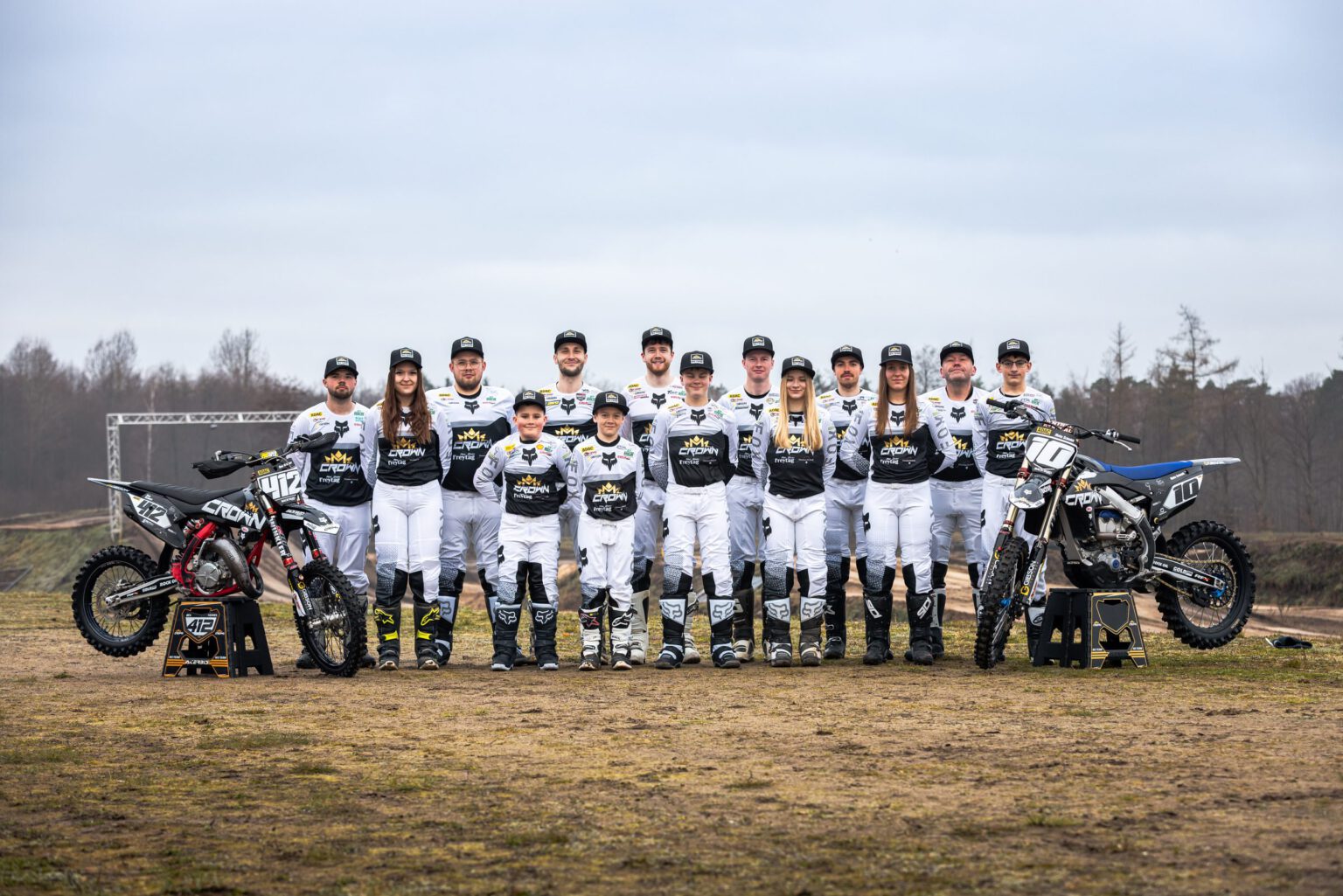 Das Crown MX Team mit allen Fahrern und Bikes