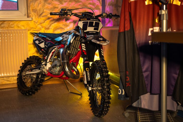 Bike und Renncombo des Crown MX Teams beim Teamtag 2026