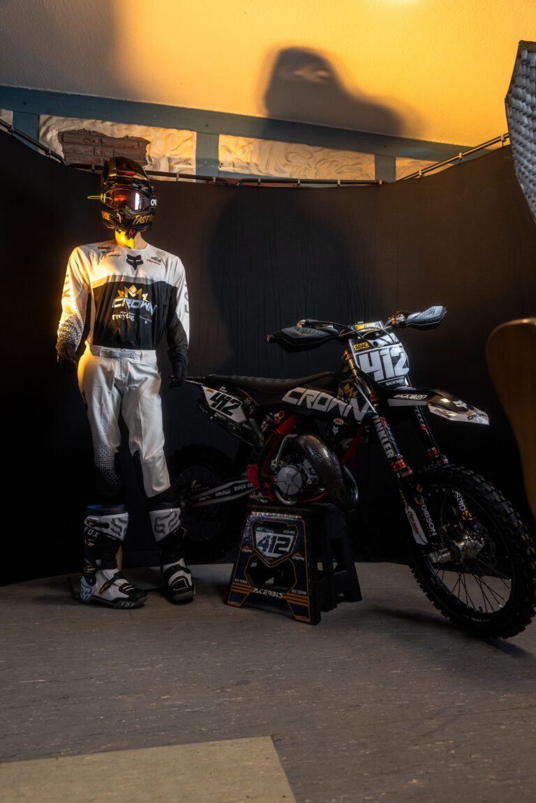 Bike und Renncombo des Crown MX Teams beim Teamtag 2026